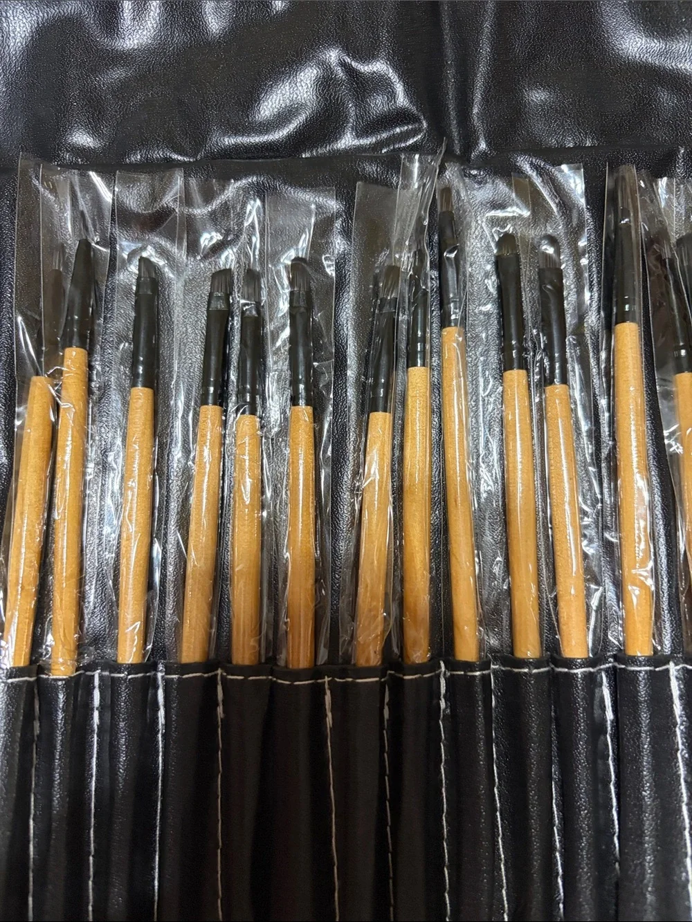32 piece women’s makeup brush set with storage case